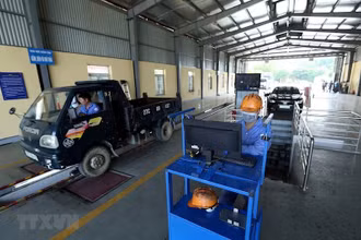 Kiểm tra kỹ thuật của các phương tiện vào kiểm định. (Ảnh: TTXVN)