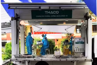 Xe tiêm vaccine phòng Covid-19 lưu động cho những khu vực điểm nóng, nguy cơ cao, người dân không được phép rời khỏi nhà.