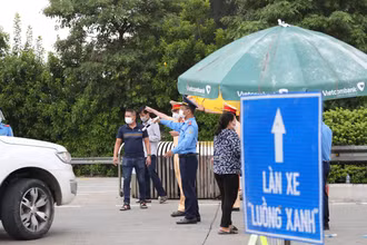 Dùng xe “luồng xanh” chở người từ vùng dịch vào Đắk Nông