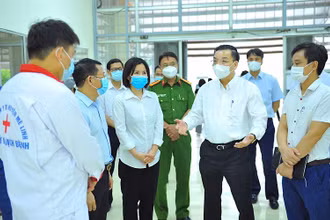 Chủ tịch UBND TP Hà Nội Chu Ngọc Anh kiểm tra tại bệnh viện dã chiến Mê Linh