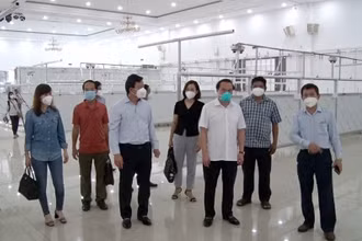 Đoàn công tác Bệnh viện Trung ương Thái Nguyên khảo sát tiến độ thi công Trung tâm Hồi sức tích cực điều trị bệnh nhân Covd-19 tại Long An. 