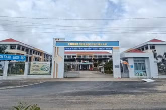 Khu cách ly tập trung Trường tiểu học Chu Văn An là một trong bốn điểm dùng để cách ly F0 chưa có triệu chứng ở huyện Vĩnh Cửu.