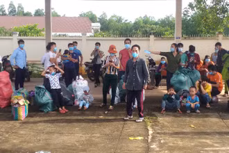 Nhóm 63 đồng bào dân tộc thiểu số H’Mông được chính quyền tỉnh Bình Thuận quan tâm, hỗ trợ đưa về quê ở Nghệ An.