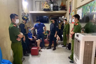 Các trinh sát ập bắt 2 đối tượng cầm đầu tại ngôi nhà ngoại thành Thái Bình, sáng 30/8.