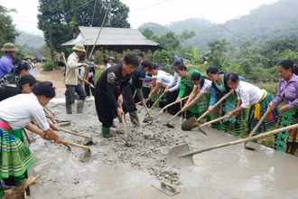 Làm đường giao thông nông thôn, xây dựng nông thôn mới tại cộng đồng dân tộc thiểu số. (Ảnh minh họa: TTXVN)