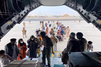 Công dân Tây Ban Nha sống tại Afghanistan và công dân Afghanistan lên máy bay quân sự tại sân bay quốc tế Hamid Karzai để rời khỏi Kabul, ngày 18/8. (Ảnh: Bộ Quốc phòng Tây Ban Nha/Reuters)