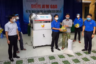 Khai trương điểm ATM gạo tại Trường Trung học cơ sở Hòa An, huyện Phú Hòa. 