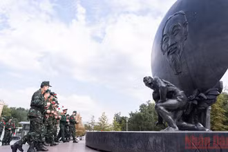 Đoàn Quân đội nhân dân Việt Nam dâng hoa tại Tượng đài Hồ Chí Minh ở thủ đô Moscow, Liên bang Nga.