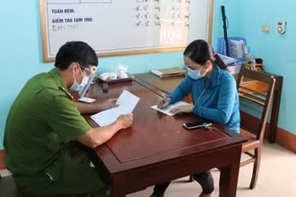 Chị Trần Thị Thủy tại cơ quan công an.