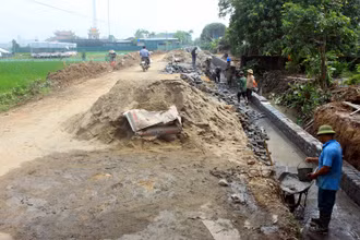 Con đường liên huyện đang sắp hoàn thành sau một chủ trương đúng, được nhân dân đồng thuận và hưởng ứng.
