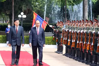Tổng Bí thư, Chủ tịch nước Lào đón, hội đàm với Chủ tịch nước Nguyễn Xuân Phúc