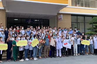 PGS, TS Nguyễn Viết Nhung dẫn đoàn 80 cán bộ y tế chi viện cho Đồng Nai.