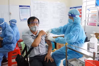 Tiêm chủng vaccine phòng Covid-19 trên địa bàn thành phố Thủ Dầu Một, tỉnh Bình Dương.