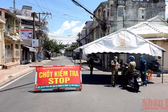 Chốt kiểm soát phòng, chống dịch Covid-19 trên đường Trần Phú, phường Đức Nghĩa, TP Phan Thiết (Bình Thuận) Ảnh: ĐÌNH CHÂU