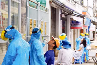 Lấy mẫu xét nghiệm SarS-CoV-2 diện rộng cho người dân Đà Nẵng. Ảnh ANH ĐÀO.
