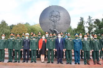 Trung tướng Phùng Sĩ Tấn, Đại sứ Đăng Minh Khôi cùng đoàn đại biểu tại tượng đài Chủ tịch Hồ Chí Minh ở Moskva (Liên bang Nga). Ảnh: THANH THỂ