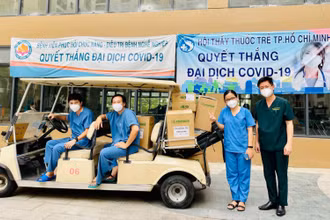 ThS, BS Nguyễn Văn Thành (thứ hai trái sang) trong lần nhận hàng tiếp viện. (Ảnh: Phạm Công Khánh).