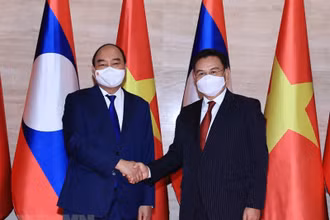Chủ tịch nước Nguyễn Xuân Phúc hội kiến Chủ tịch Quốc hội Lào Saysomphone Phomvihane. (Ảnh: TTXVN)