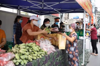 Những món quà thiết thực từ “Chợ 0 đồng” được người dân phấn khởi đón nhận.