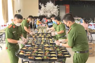 Công an tỉnh Thừa Thiên-Huế cùng nhau nấu hàng nghìn suất cơm gửi tặng người dân ở khu cách ly.