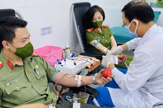 Các chiến sĩ trẻ thuộc Công an quận Tây Hồ hiến máu hỗ trợ đồng đội phẫu thuật ở bệnh viện Việt Đức.
