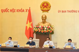 Chủ tịch Quốc hội Vương Đình Huệ và các Phó Chủ tịch Quốc hội chủ trì phiên họp.