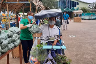 Ông Phan Văn Hùng nhận quà ở Gian hàng 0 đồng.