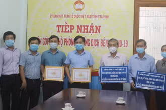 Ủy ban Mặt trận Tổ quốc Việt Nam tỉnh Trà Vinh tiếp nhận đóng góp cho quỹ phòng chống Covid-19.