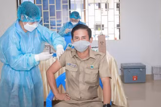 Một nhân viên thuộc cơ quan Chính phủ tại tỉnh Pursat được tiêm vaccine AstraZeneca mũi tăng cường để ngừa biến chủng Delta (Ảnh: Fresh News)