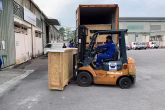 Vận chuyển thiết bị thu vé tự động xuống nhà ga.