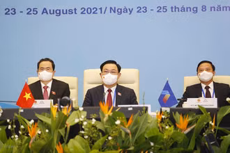 Chủ tịch Quốc hội Vương Đình Huệ cùng các vị lãnh đạo Quốc hội tham dự Lễ khai mạc Đại hội đồng AIPA lần thứ 42. (Ảnh: Doãn Tấn/TTXVN)