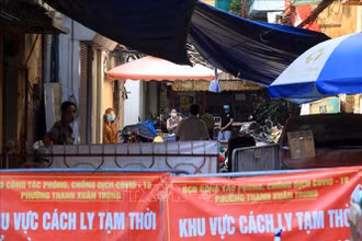 Khu vực phong tỏa tại phường Thanh Xuân Trung, quận Thanh Xuân (Ảnh: TTXVN)