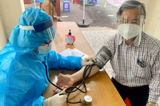 Khám sàng lọc trước khi tiêm.
