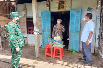 Tặng quà cho người dân nghèo ảnh hưởng dịch Covid-19 trên địa bàn ấp Âu Thọ A, xã Vĩnh Hải, thị xã Vĩnh Châu.
