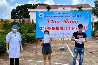 Trao giấy ra viện cho 2 công dân được điều trị khỏi bệnh, ngày 19/8.