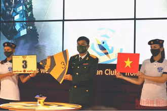 Thượng tá Bùi Yên Tĩnh, Đội trưởng đội tuyển Việt Nam tham gia cuộc thi Kinh tuyến với kết quả bốc thăm. Ảnh: TRỊNH DŨNG