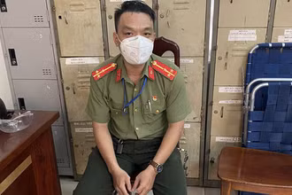 Đối tượng Phan Phi Toàn với bộ quân phục giả tại Cơ quan chức năng. (Ảnh: Công an cung cấp).
