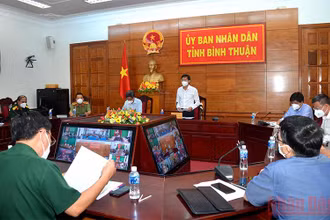 Chủ tịch UBND tỉnh Bình Thuận Lê Tuấn Phong (đứng) chủ trì cuộc họp trực tuyến bàn các giải pháp thực hiện Nghị quyết 128 của Chính phủ.