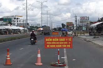 Tỉnh Bến Tre duy trì chốt kiểm soát tại cầu Rạch Miễu để phòng, chống dịch Covid-19.