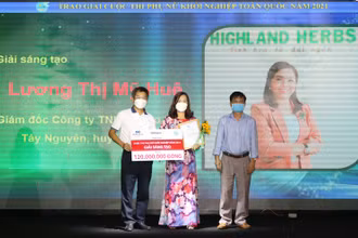 Trao Giải nhì (Giải sáng tạo) Cuộc thi Phụ nữ khởi nghiệp của Trung ương Hội Liên hiệp Phụ nữ Việt Nam cho Giám đốc Công ty TNHH Thảo dược Tây Nguyên Lương Thị Mỹ Huệ.