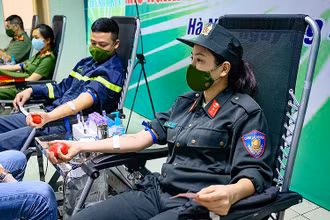 Các cán bộ, chiến sĩ Công an nhân dân hiến máu sau Lễ ra mắt Câu lạc bộ “Phản ứng nhanh hiến máu tình nguyện”. 