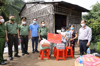 Đoàn công tác Công an TP Cần Thơ trao quà tặng gia đình các em Nguyễn Huỳnh Thế Vinh, Nguyễn Huỳnh Gia Bảo.