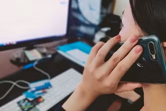 Người dân cần thận trọng khi nghe những cuộc điện thoại lạ tự xưng là người thuộc các cơ quan chức năng. (Ảnh minh họa).