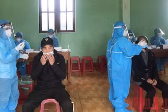 Lấy mẫu xét nghiệm tại xã Trà Nam, huyện Nam Trà My.