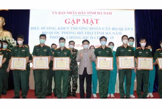 Chủ tịch UBND tỉnh Hà Nam trao bằng khen tặng các cán bộ quân y có thành tích xuất sắc trong công tác hỗ trợ phòng, chống dịch tại tỉnh Hà Nam.  
