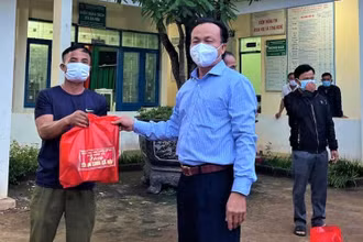 Lãnh đạo Huyện ủy Krông Pắc thăm và tặng quà cho các lao động đang cách ly tại nhà.