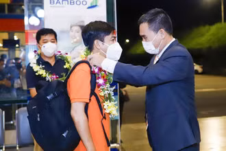 Giám đốc Sở Du lịch Quảng Bình Nguyễn Ngọc Quý đón đoàn khách du lịch nội địa đầu tiên đến địa phương sau giãn cách.