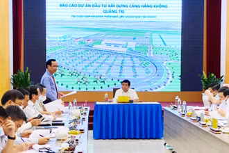 Phó Bí thư Tỉnh ủy, Chủ tịch UBND tỉnh Quảng Trị Võ Văn Hưng báo cáo Dự án đầu tư cảng hàng không Quảng Trị với Hội đồng thẩm định liên ngành Trung ương.