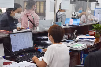 Người lao động tìm hiểu thông tin tại Bảo hiểm xã hội TP Đà Nẵng (Ảnh: Anh Đào). 