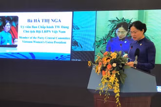 Chủ tịch Hội Liên hiệp Phụ nữ Việt Nam Hà Thị Nga phát biểu tại tọa đàm.